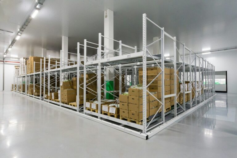 Retourenlogistik im Handel: Wo die Kosten wirklich entstehen white metal frame on white floor
