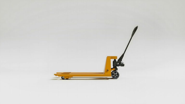 Akku statt Muskelkraft: Was Elektrohubwagen im Lageralltag entlasten und wo sie sich rechnen a small yellow scooter on a white background