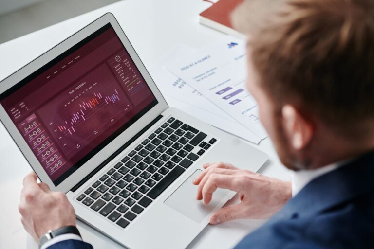 Lieferketten-Daten verknüpfen – Datenauswertung auf dem Laptop
