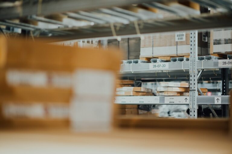 Retourenlogistik im Handel – Lagerregale mit zurückgesendeter Ware
