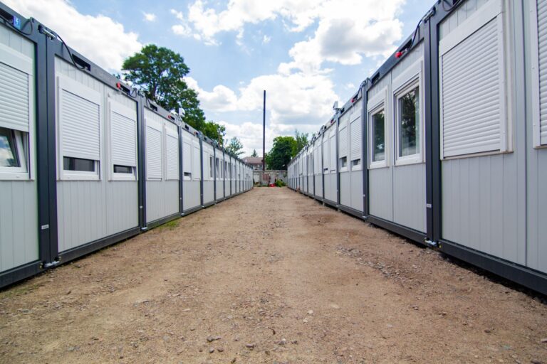 Schulcontainer mieten für Kommunen & Gemeinden: Was ist bei der Anbieter-Auswahl zu beachten? Schulcontainer mieten – Reihen modularer Containergebäude