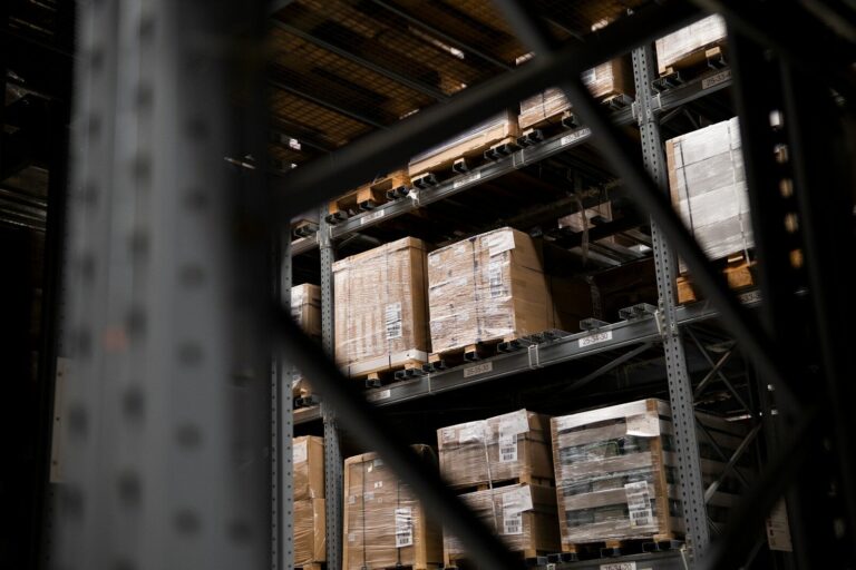 Effiziente Lagerarchitektur: Wie der Warenfluss das Gebäude formt a warehouse filled with lots of boxes and pallets