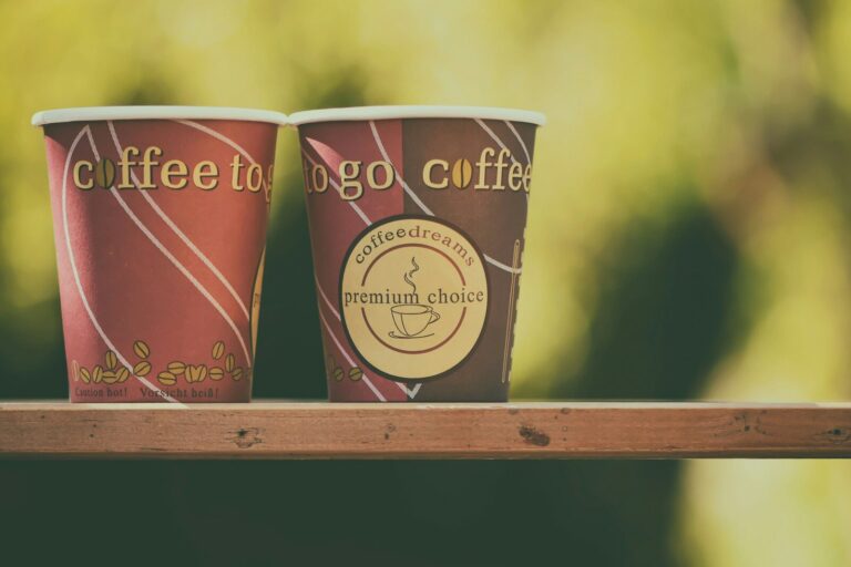 Wie werden Deckel für Becher hergestellt: vom Material bis zum fertigen Produkt pink and white plastic cup