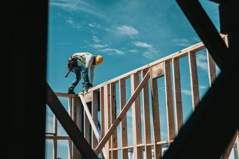 Infrastrukturausbau in Deutschland setzt die Baustellenlogistik unter Druck construction worker in hard hat on building frame