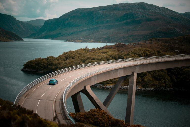 Deutschlands Brückensanierung stellt die Baustellenlogistik vor neue Aufgaben blue vehicle driving on bridge during daytime